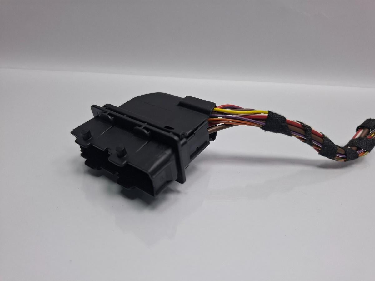 Mufa conector instalatie electrica usa spate SKODA OCTAVIA Combi 5E5 2012 -> TDI CKFC, CRMB, CYKA 8K0972701