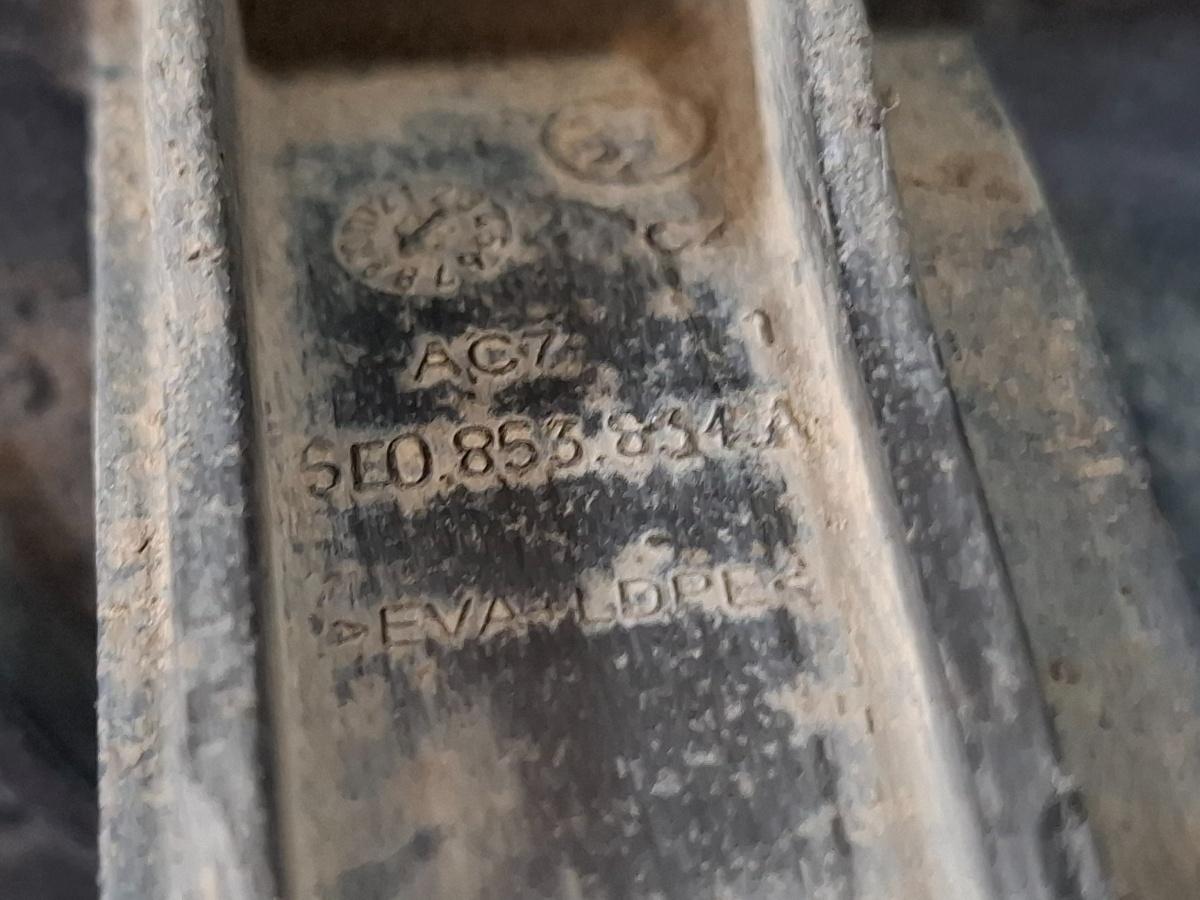 Carenaj roata dreapta spate SKODA OCTAVIA Combi 5E5 2012 - > TDI CKFC, CRMB, CYKA 5E0853834A