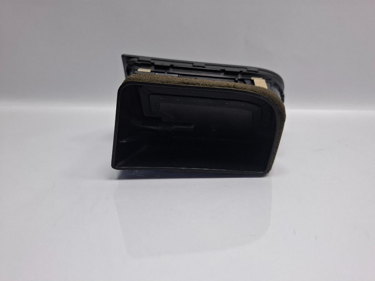 Grila aerisire stanga SKODA SUPERB III Estate 3T5 2009 - 2015 TDI CBBB, CFGB 3T0819701