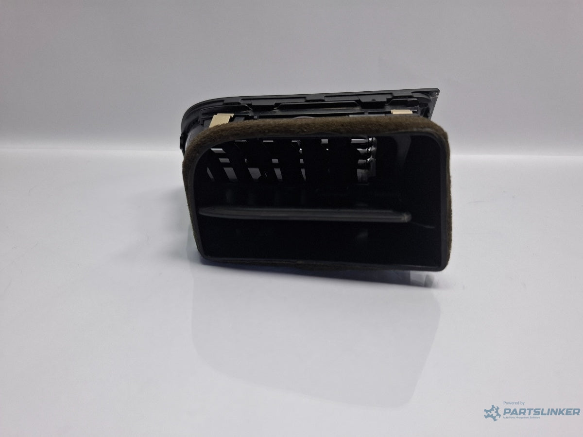 Grila aerisire dreapta SKODA SUPERB III Estate 3T5 2009 - 2015 TDI CBBB, CFGB 3T0819702