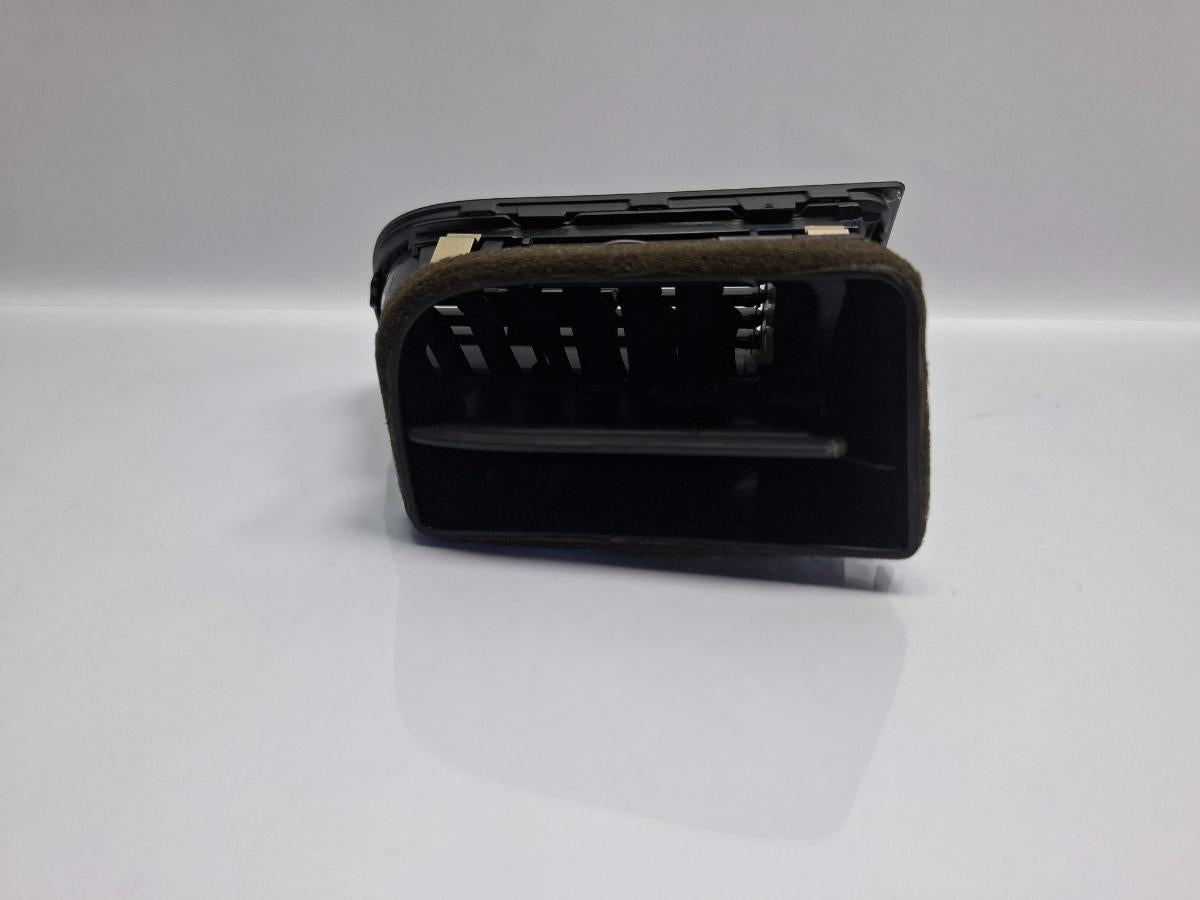 Grila aerisire dreapta SKODA SUPERB II Estate 3T5 2009 - 2015 TDI CBBB, CFGB 3T0819702