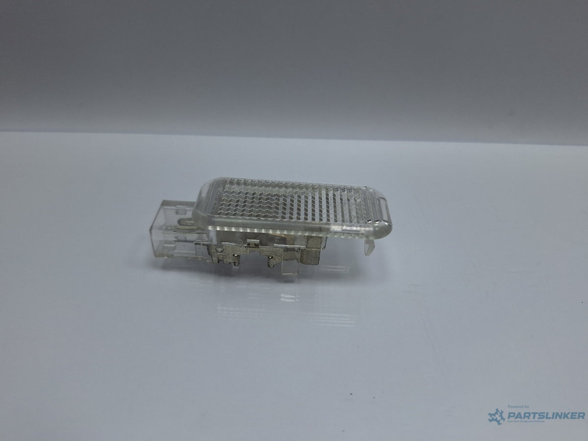 Lampa interioara usa AUDI A4 IV Avant 8K5, B8 2007 - 2015 TDI CAGA, CJCA, CMEA, CMFA 4B0947415