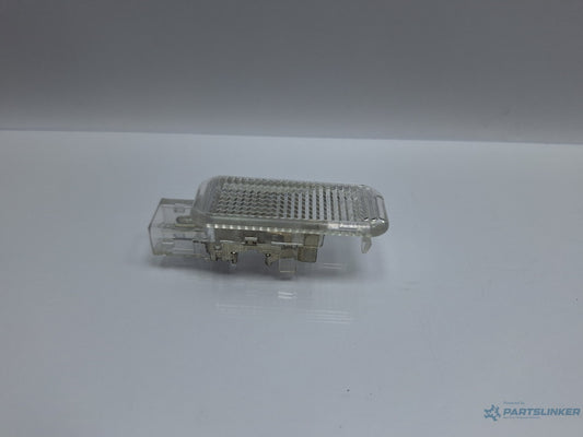 Lampa interioara usa AUDI A4 IV Avant 8K5, B8 2007 - 2015 TDI CAGA, CJCA, CMEA, CMFA 4B0947415