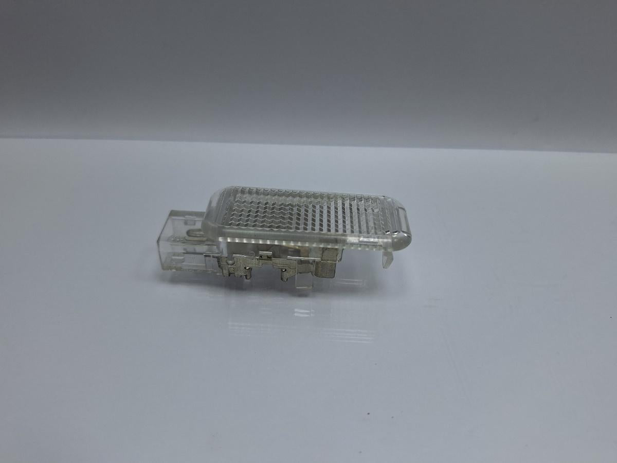 Lampa interioara usa AUDI A4 IV Avant 8K5, B8 2007 - 2015 TDI CAGA, CJCA, CMEA, CMFA 4B0947415