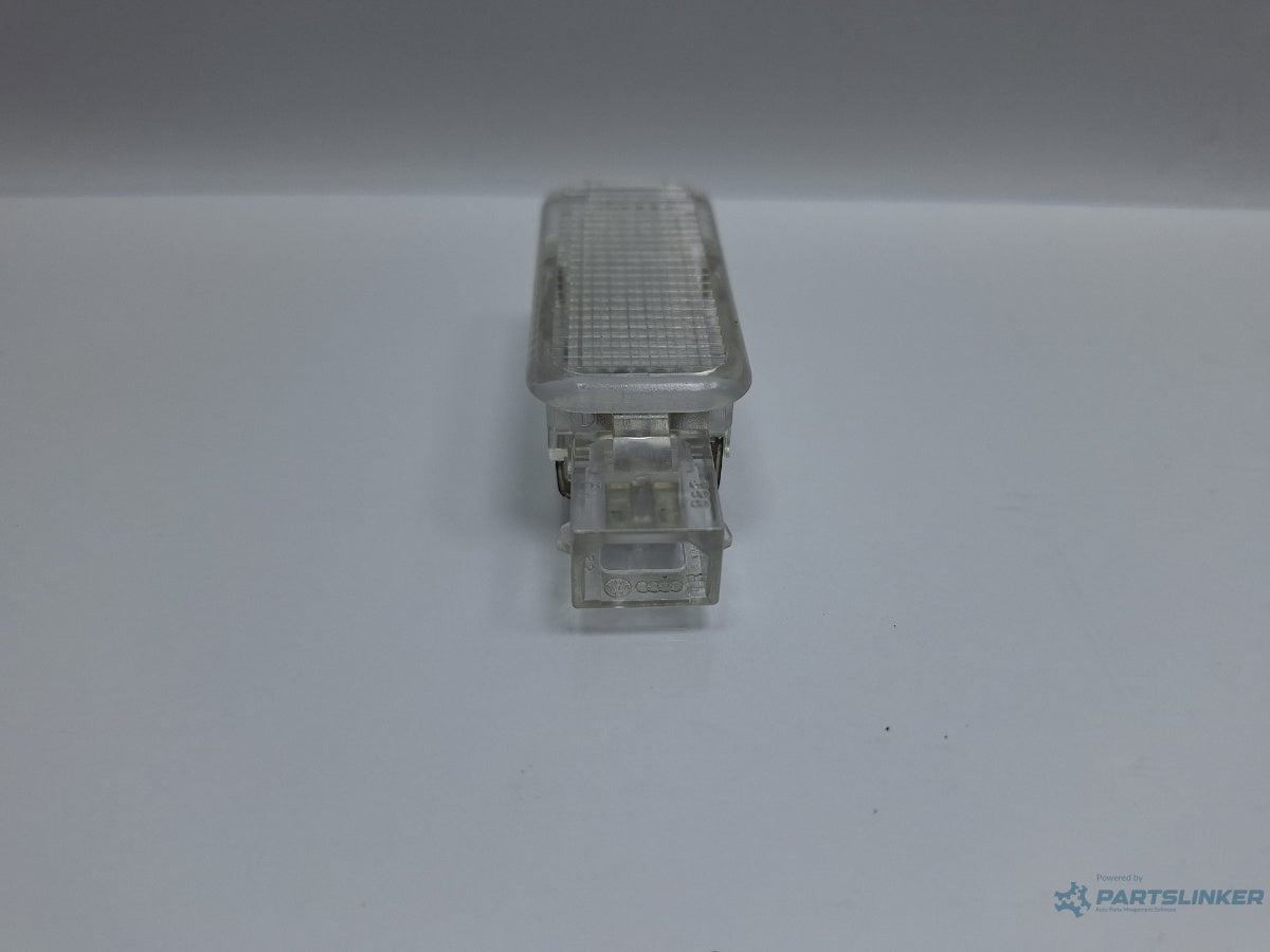 Lampa interioara usa AUDI A4 IV Avant 8K5, B8 2007 - 2015 TDI CAGA, CJCA, CMEA, CMFA 4B0947415