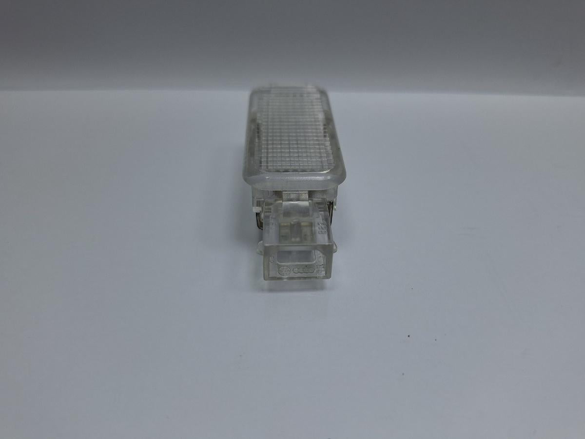 Lampa interioara usa AUDI A4 IV Avant 8K5, B8 2007 - 2015 TDI CAGA, CJCA, CMEA, CMFA 4B0947415