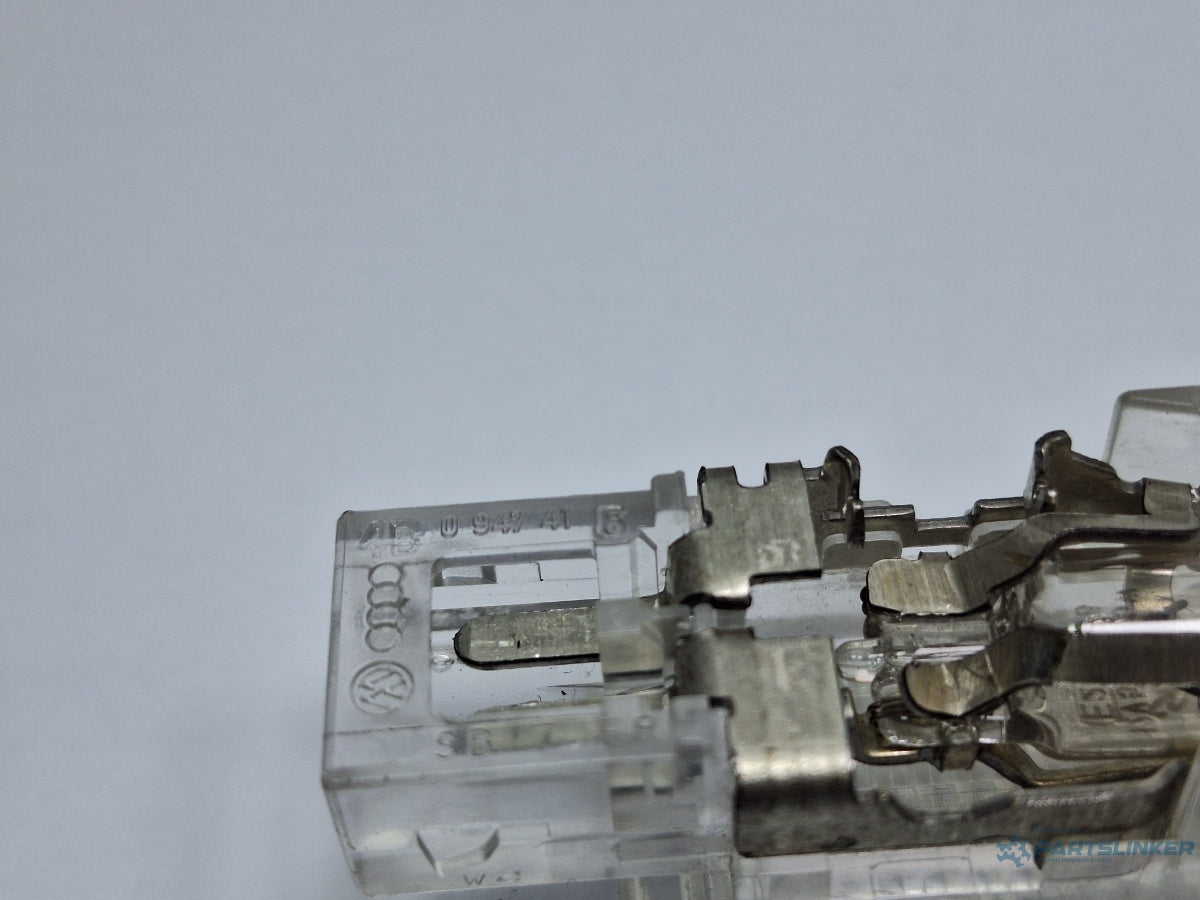 Lampa interioara usa AUDI A4 IV Avant 8K5, B8 2007 - 2015 TDI CAGA, CJCA, CMEA, CMFA 4B0947415