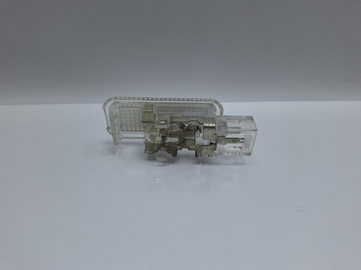 Lampa interioara usa AUDI A4 IV Avant 8K5, B8 2007 - 2015 TDI CAGA, CJCA, CMEA, CMFA 4B0947415