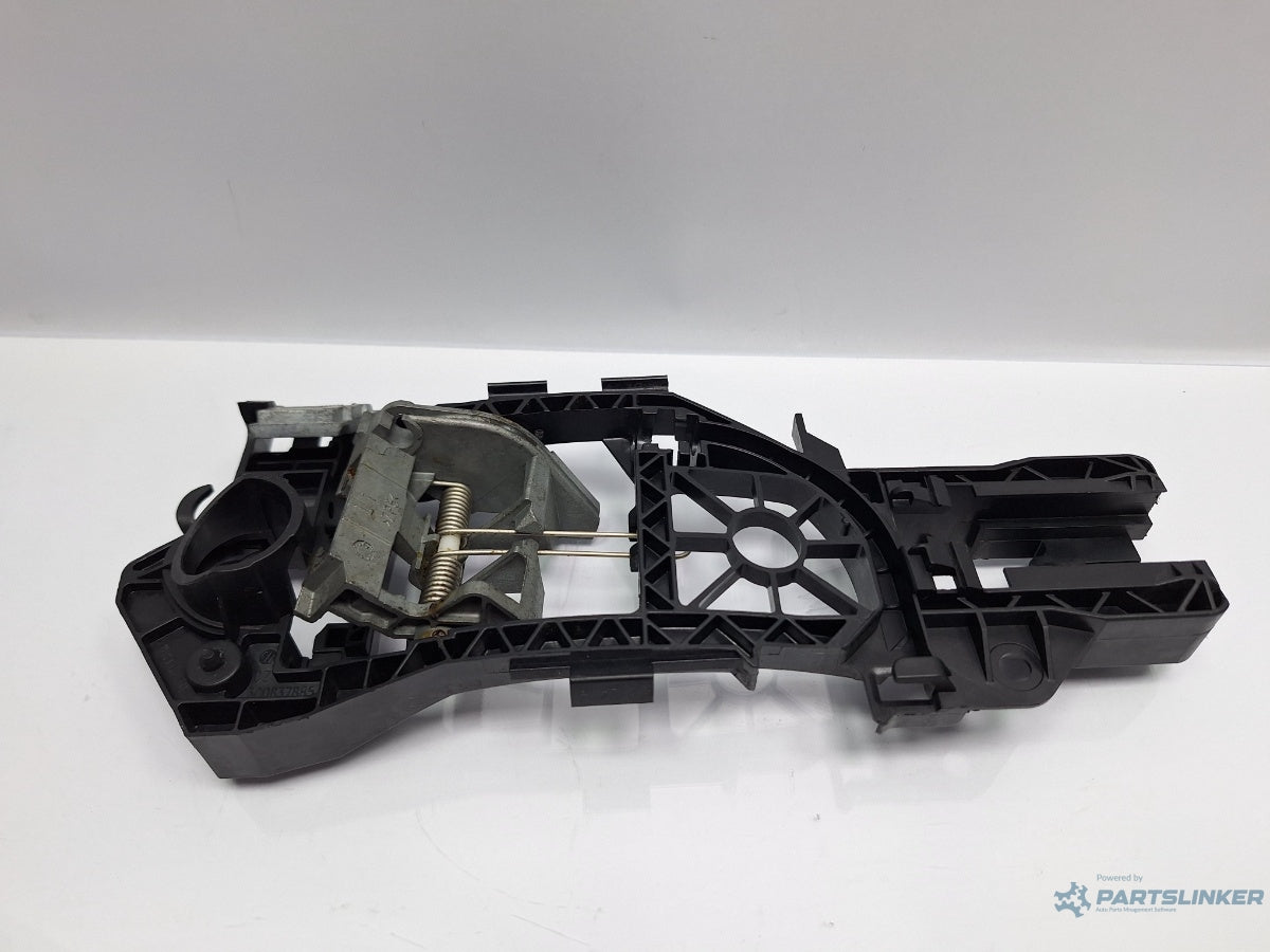 Maner/suport exterior usa  stanga spate VOLKSWAGEN PASSAT Variant 3C5 2005 - 2011 TDI 16V BKP, CBAB 3C0837885J