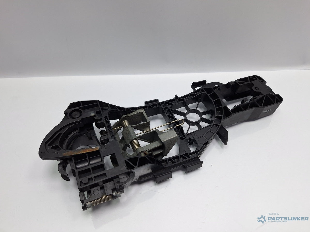 Maner/suport exterior usa  stanga spate VOLKSWAGEN PASSAT Variant 3C5 2005 - 2011 TDI 16V BKP, CBAB 3C0837885J