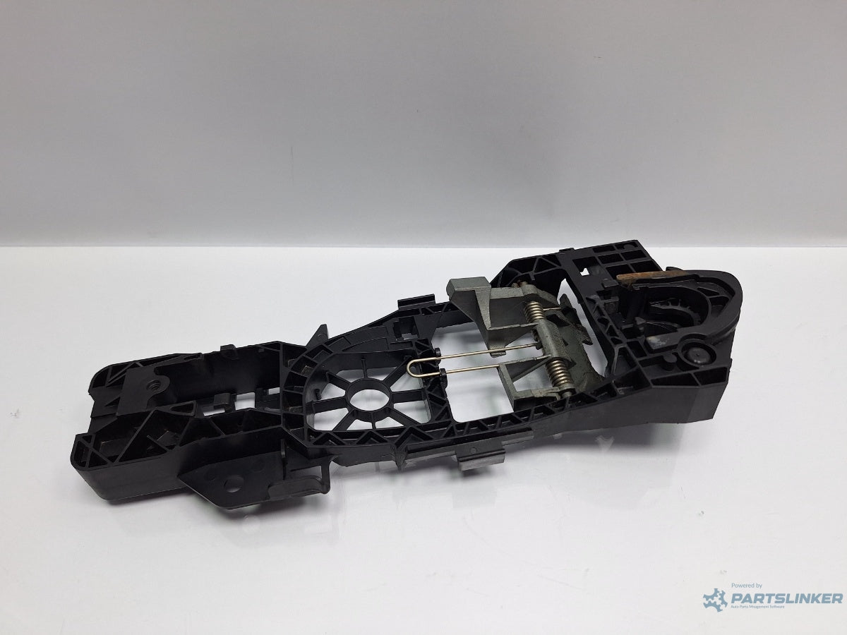 Maner/suport exterior usa  stanga spate VOLKSWAGEN PASSAT Variant 3C5 2005 - 2011 TDI 16V BKP, CBAB 3C0837885J