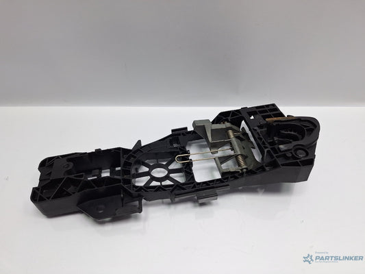 Maner/suport exterior usa  stanga spate VOLKSWAGEN PASSAT Variant 3C5 2005 - 2011 TDI 16V BKP, CBAB 3C0837885J