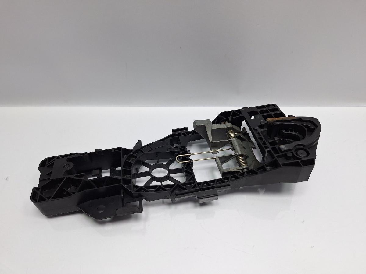 Maner/suport exterior usa  stanga spate VOLKSWAGEN PASSAT Variant 3C5 2005 - 2011 TDI 16V BKP, CBAB 3C0837885J
