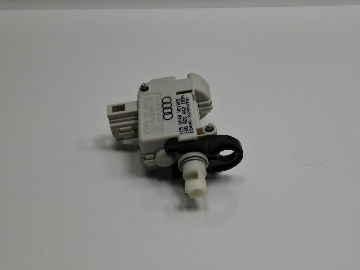 Motoras deschidere rezervor AUDI A4 III Avant 8ED, B7 2004 - 2008 TDI BKE, BRB 8E0862153A