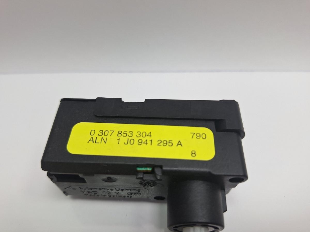 Motoras reglaj nivel far dreapta VOLKSWAGEN TOURAN 1T1, 1T2 2003 - 2010 TDI BMM 1J0941295A