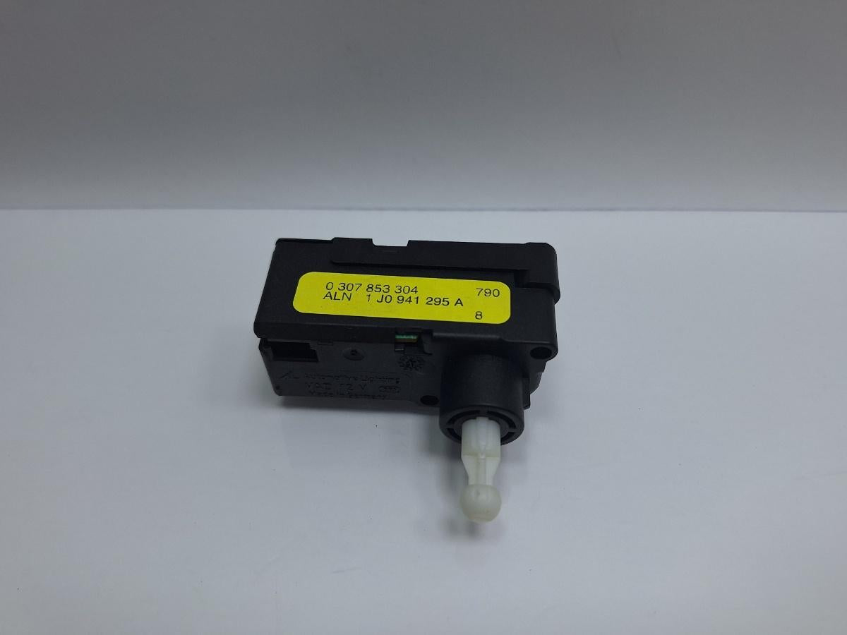 Motoras reglaj nivel far dreapta VOLKSWAGEN TOURAN 1T1, 1T2 2003 - 2010 TDI BMM 1J0941295A