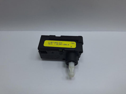 Motoras reglaj nivel far dreapta VOLKSWAGEN TOURAN 1T1, 1T2 2003 - 2010 TDI BMM 1J0941295A