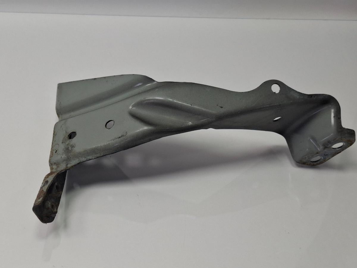 Suport aripa stanga fata AUDI A4 III Avant 8ED, B7 2004 - 2008 1.9 TDI BKE, BRB 8E0821135