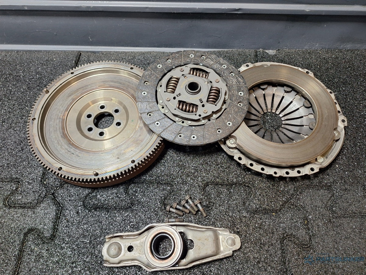 Kit ambreiaj masa simla start&stop VOLKSWAGEN GOLF VI 5K1_ 2008 - 2012 TDi BlueMotion CAYC LUK 123059810 03L105269