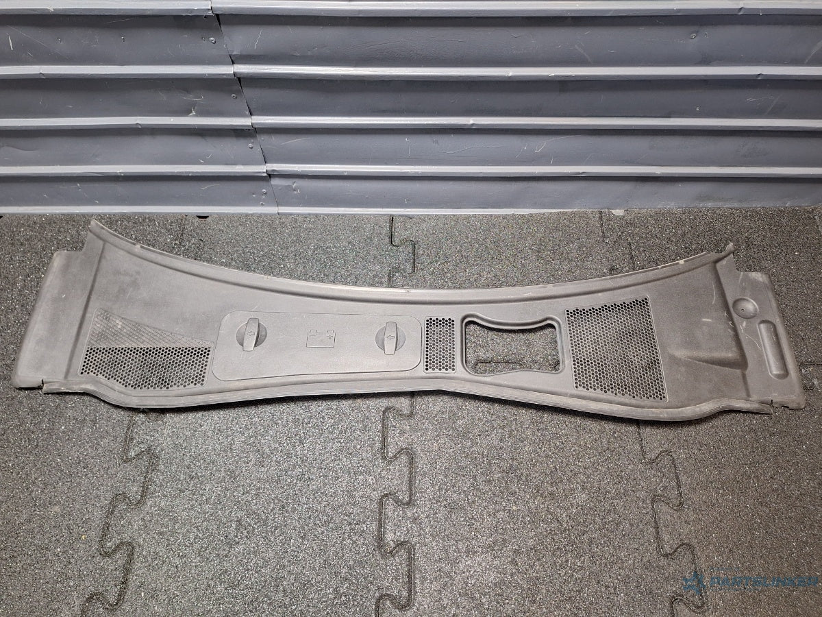 Grila stergatoare VOLKSWAGEN PASSAT 3B3 2000 - 2005 1.6 1.6 ALZ 3B1819417C