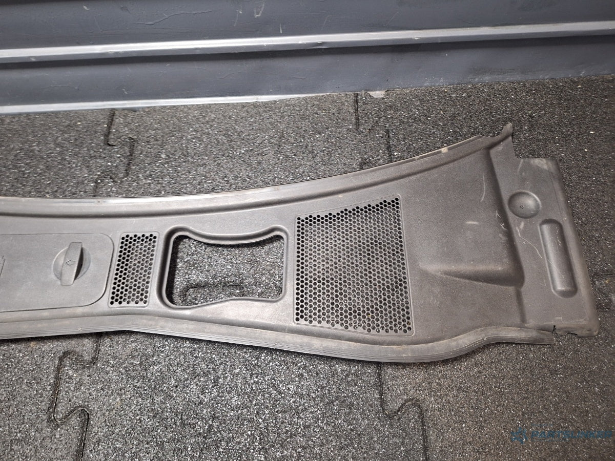 Grila stergatoare VOLKSWAGEN PASSAT 3B3 2000 - 2005 1.6 1.6 ALZ 3B1819417C