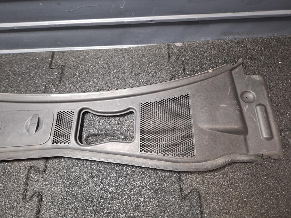 Grila stergatoare VOLKSWAGEN PASSAT 3B3 2000 - 2005 1.6 1.6 ALZ 3B1819417C