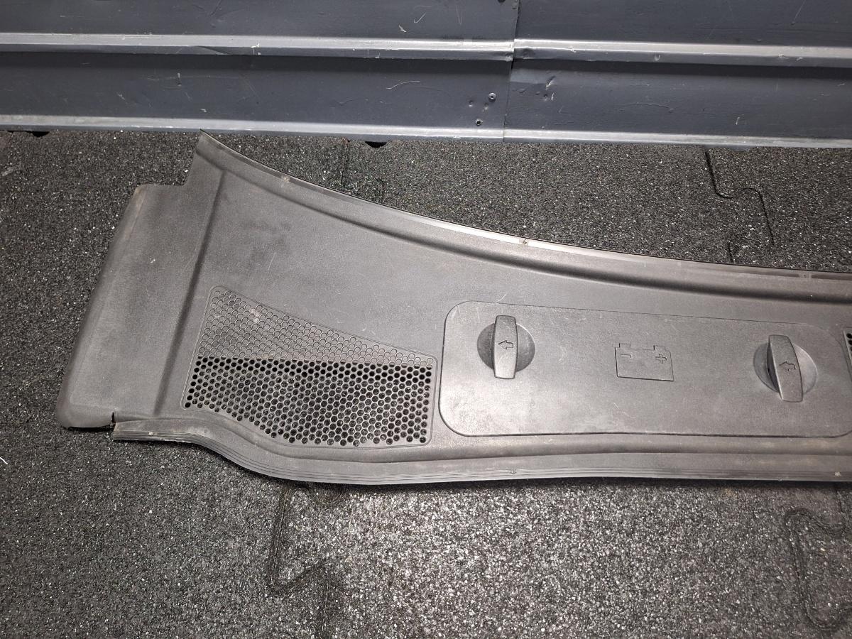 Grila stergatoare VOLKSWAGEN PASSAT 3B3 2000 - 2005 1.6 1.6 ALZ 3B1819417C