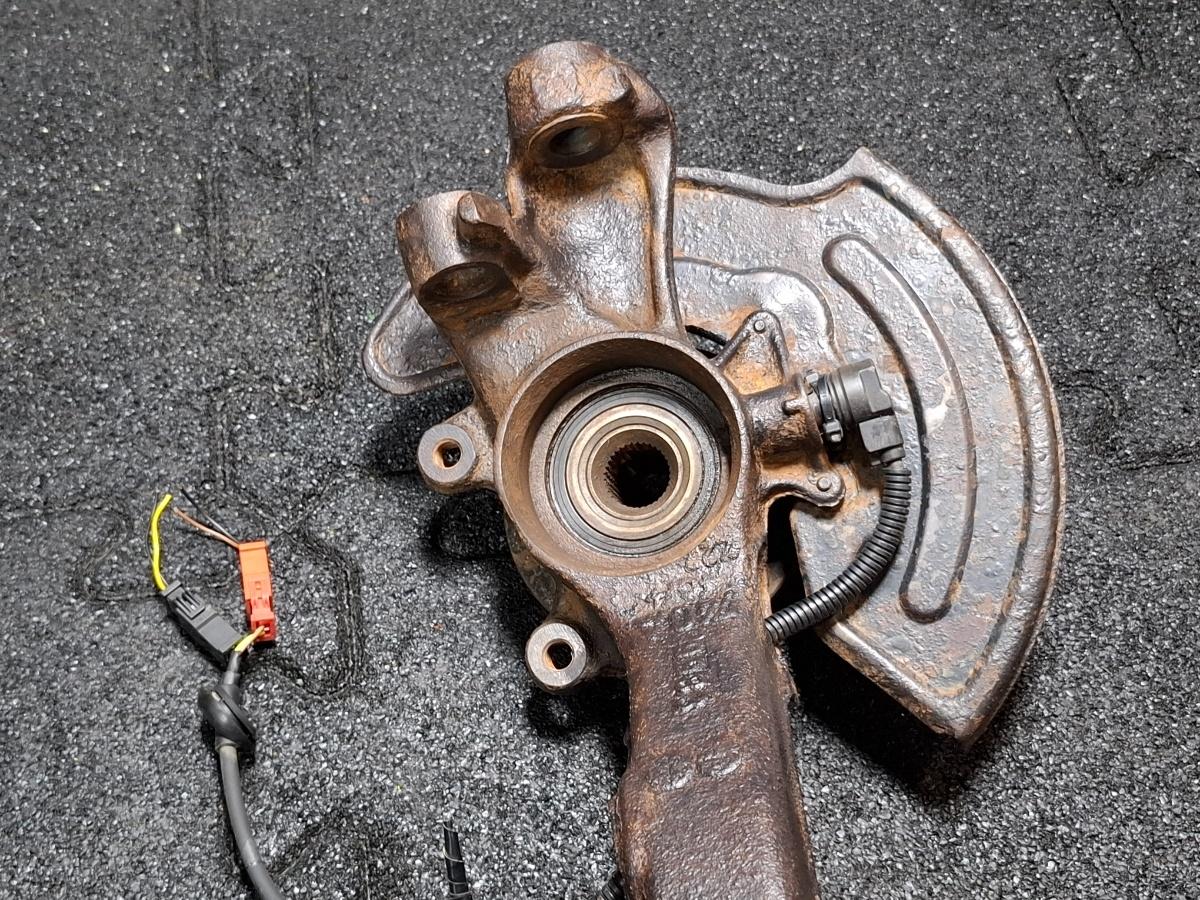 Fuzeta dreapta fata VOLKSWAGEN PASSAT 3B3 2000 - 2005 1.6 1.6 ALZ 8D0407258AN