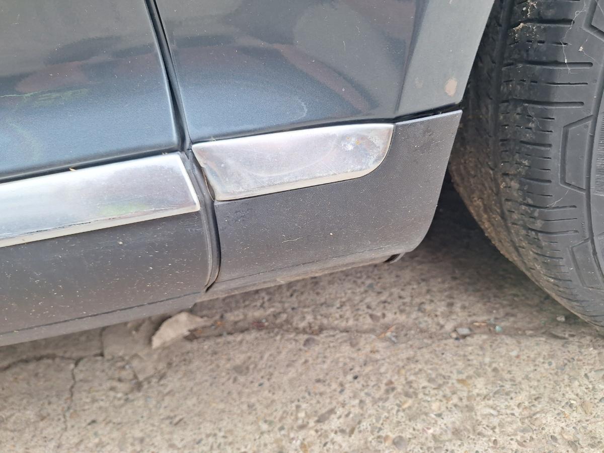 Ornament inferior aripa dreapta fata VOLKSWAGEN TOUAREG 7LA, 7L6, 7L7 2002 - 2013