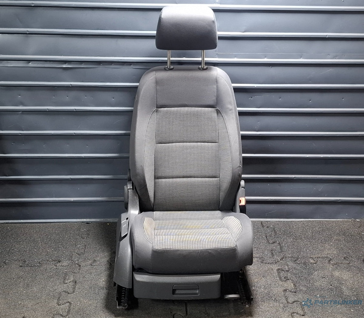 Scaun dreapta fata VOLKSWAGEN TOURAN 1T1, 1T2 2003 - 2010 TDI BMN 1K4881106GA