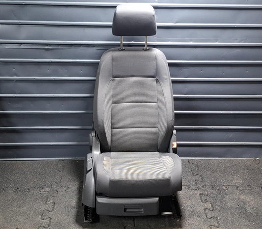 Scaun dreapta fata VOLKSWAGEN TOURAN 1T1, 1T2 2003 - 2010 TDI BMN 1K4881106GA