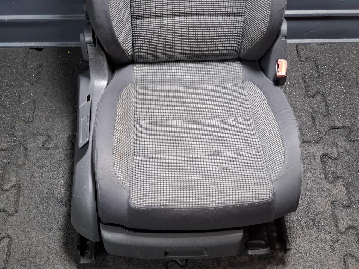 Scaun dreapta fata VOLKSWAGEN TOURAN 1T1, 1T2 2003 - 2010 TDI BMN 1K4881106GA