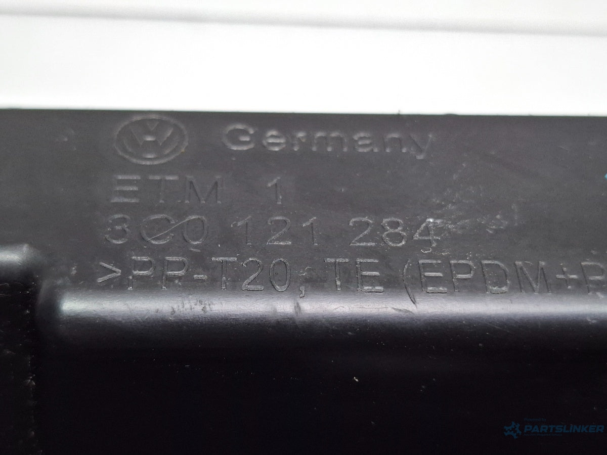 Deflector aer radiatoare dreapta VOLKSWAGEN PASSAT Variant 3C5 2005 - 20112.0 TDI BMP 3C0121284