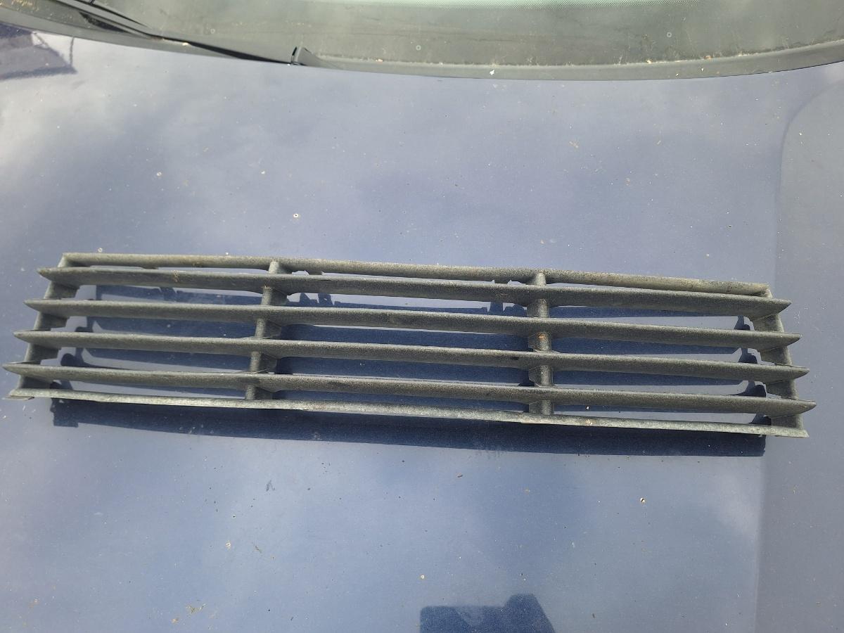 Grilă inferioară bară de protecție față VOLKSWAGEN PASSAT 3B3 2000 1.9 TDI AWX 96KW|130HP 2000