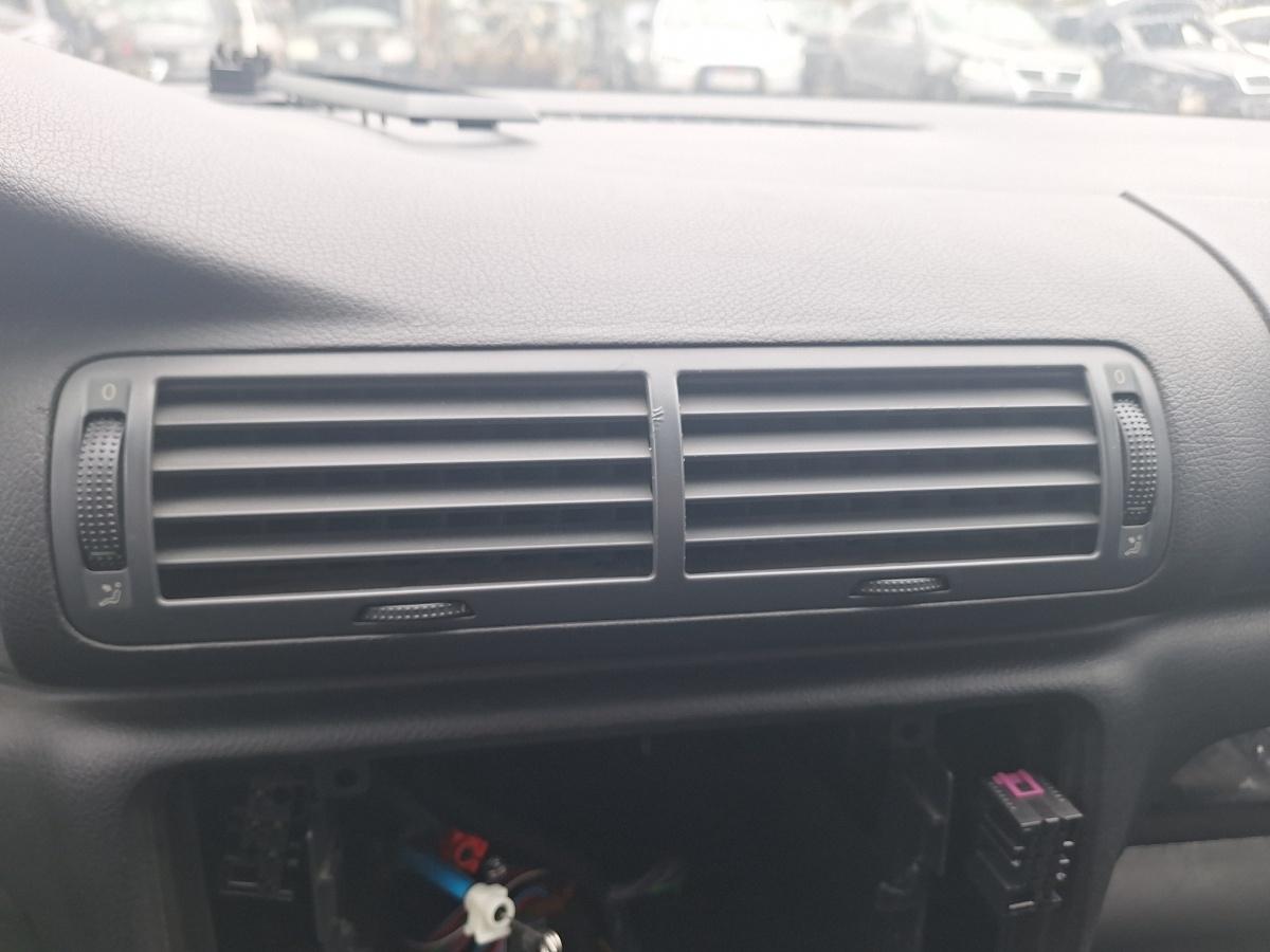 Grilă de ventilație bord centrală VOLKSWAGEN PASSAT 3B3 2000 1.9 TDI AWX 96KW|130HP 2000