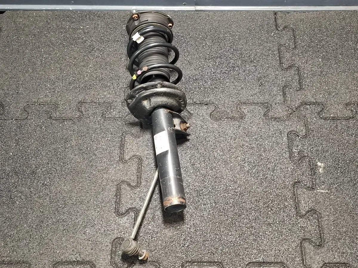 Amortizor cu arc stanga fata VOLKSWAGEN PASSAT Variant 3G5 2014 - >2.0 TDI CRLB, DBGA, DFGA 3Q0413031BN