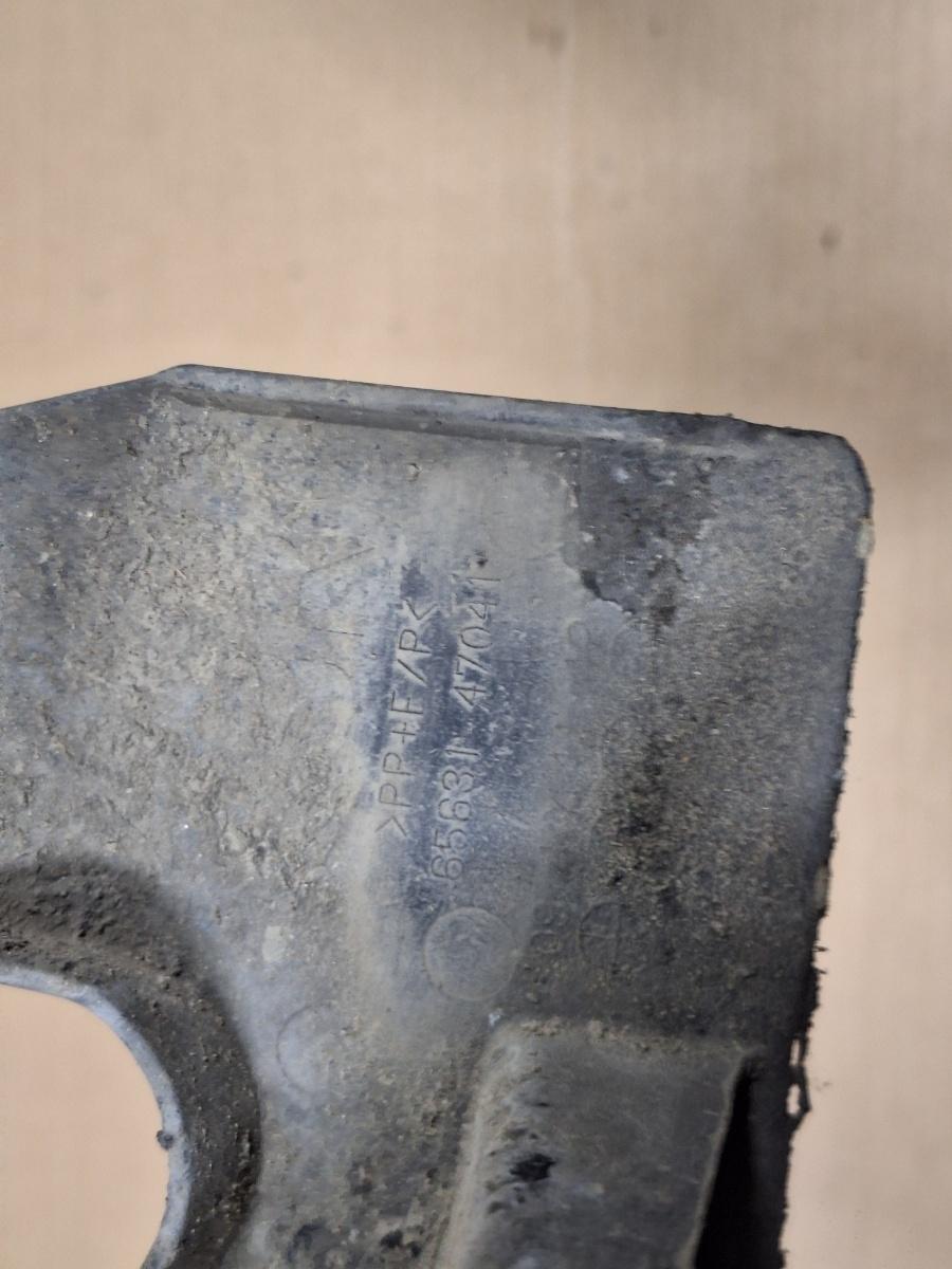 Suport aparatoare noroi  dreapta spate TOYOTA PRIUS _W3_ 2008 - >1.8 Hybrid 2ZR-FXE 65631-47041