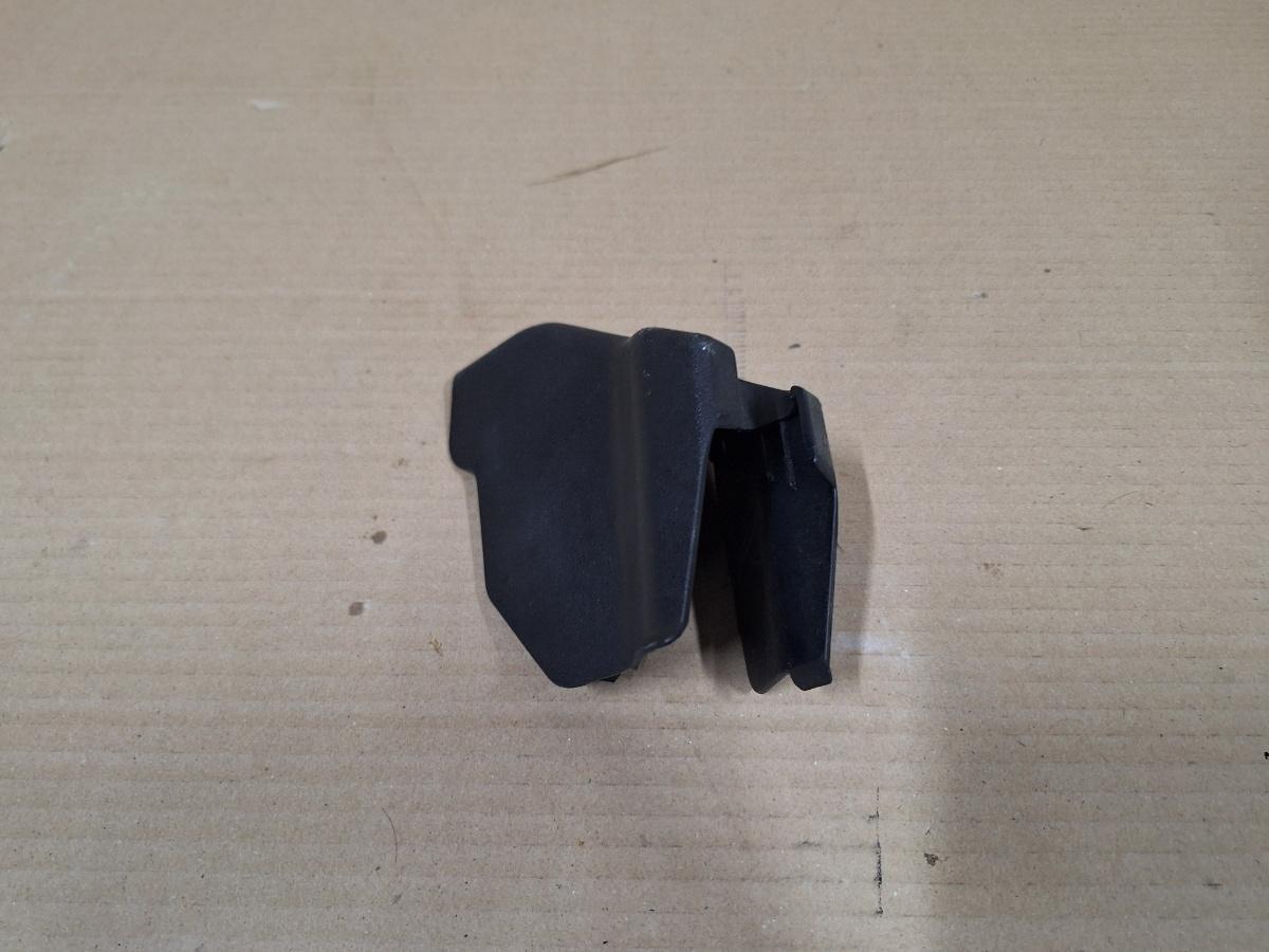 Ornamente sina de fixare scaun fata, pasager dreapta TOYOTA PRIUS _W3_ 2008 - >1.8 Hybrid 2ZR-FXE 72157-47040