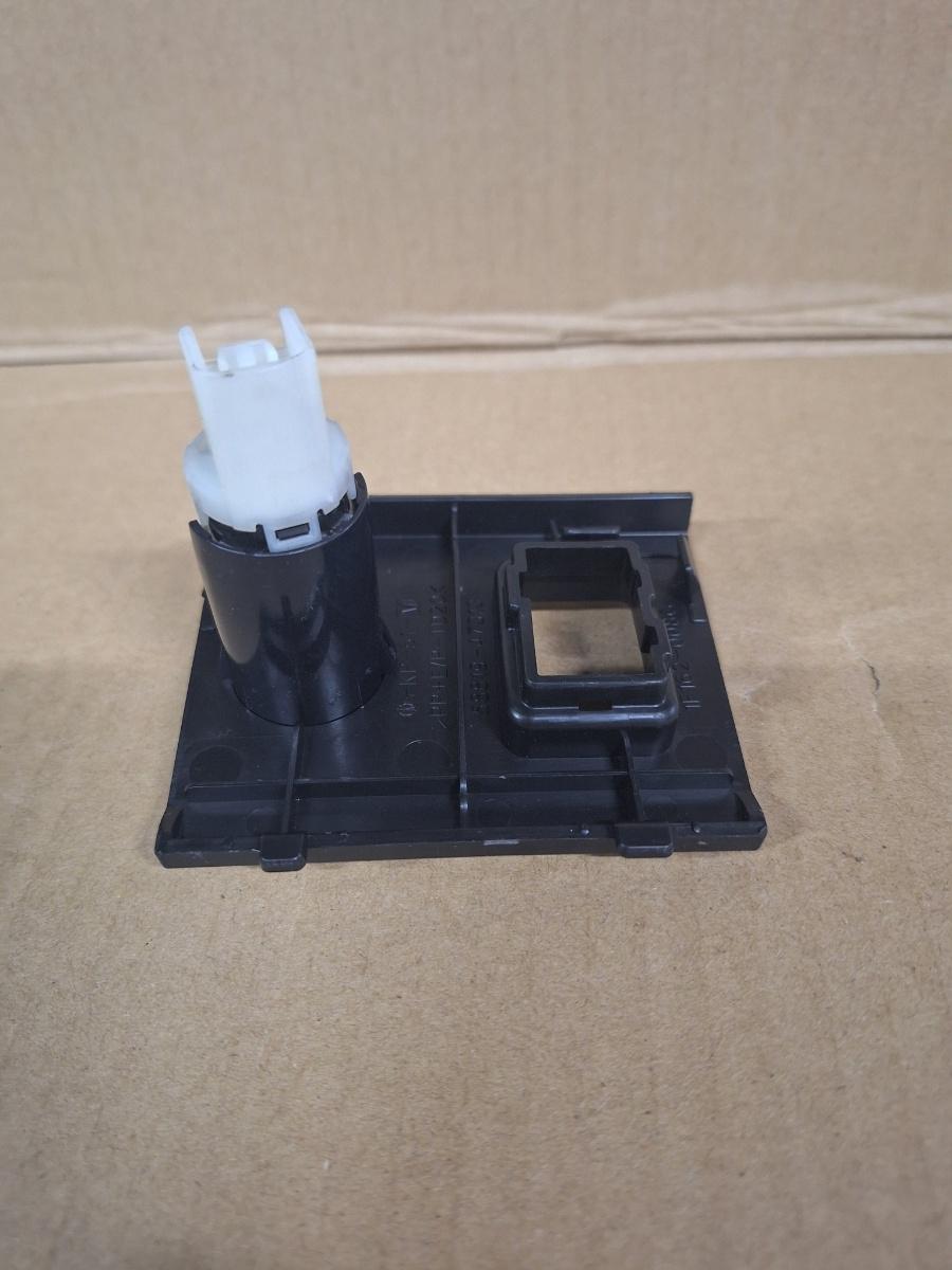 Priza 12 V (fata) TOYOTA PRIUS _W3_ 2008 - >1.8 Hybrid 2ZR-FXE 58819-47010