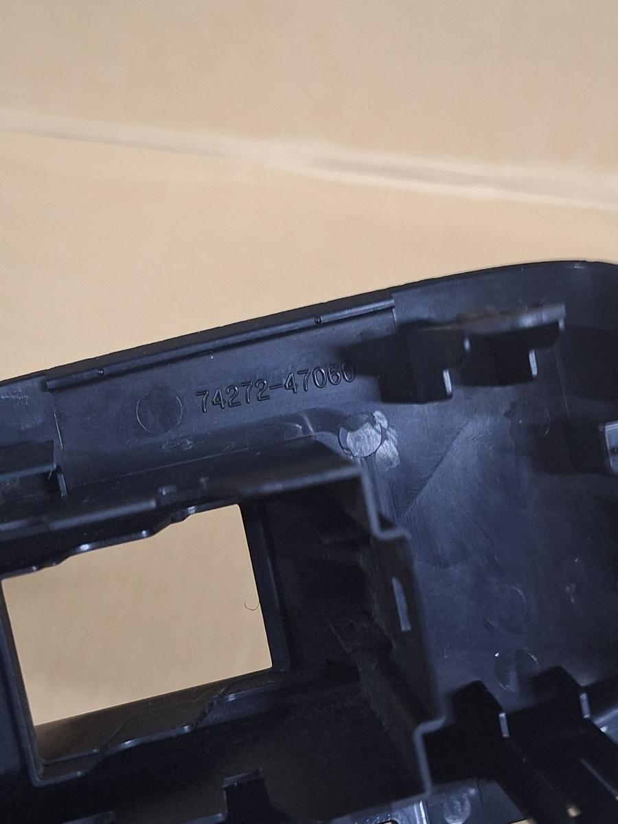 Rama comutator geamuri portiera spate stanga TOYOTA PRIUS _W3_ 2008 - >1.8 Hybrid 2ZR-FXE 74272-47060