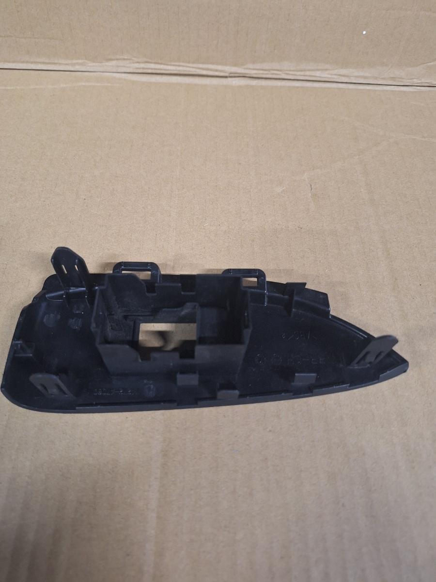 Rama comutator geamuri portiera spate stanga TOYOTA PRIUS _W3_ 2008 - >1.8 Hybrid 2ZR-FXE 74272-47060