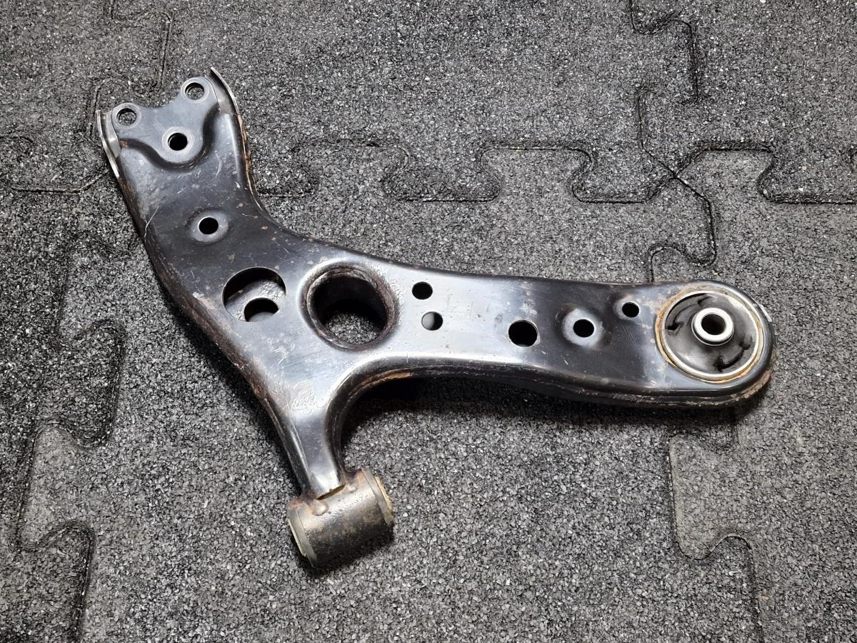 Brat suspensie stanga fata TOYOTA PRIUS _W3_ 2008 - >1.8 Hybrid 2ZR-FXE 4806947050