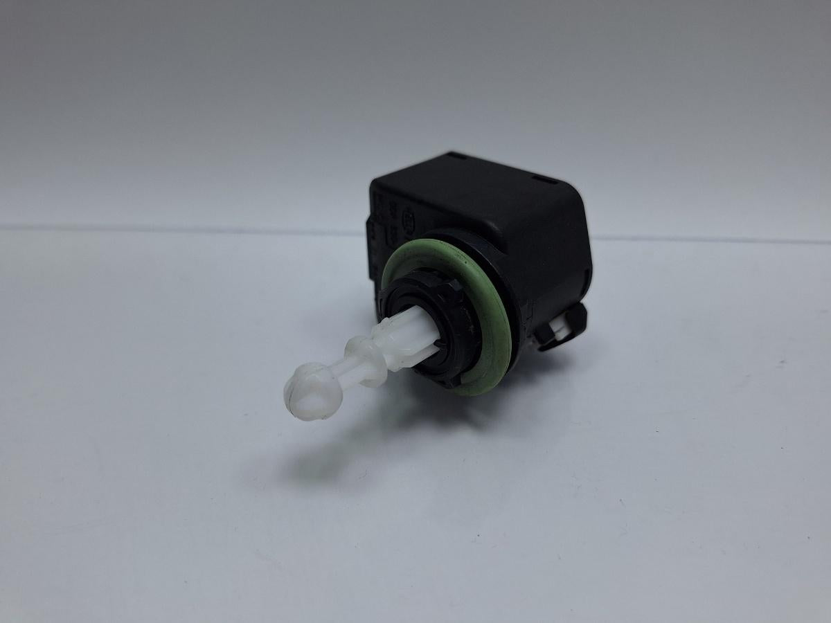 Motoras reglaj nivel faruri VOLKSWAGEN JETTA IV 162, 163, AV3, AV2 2009 - >1.2 TSI CBZB HELLA 008830-HLO 5C7941295