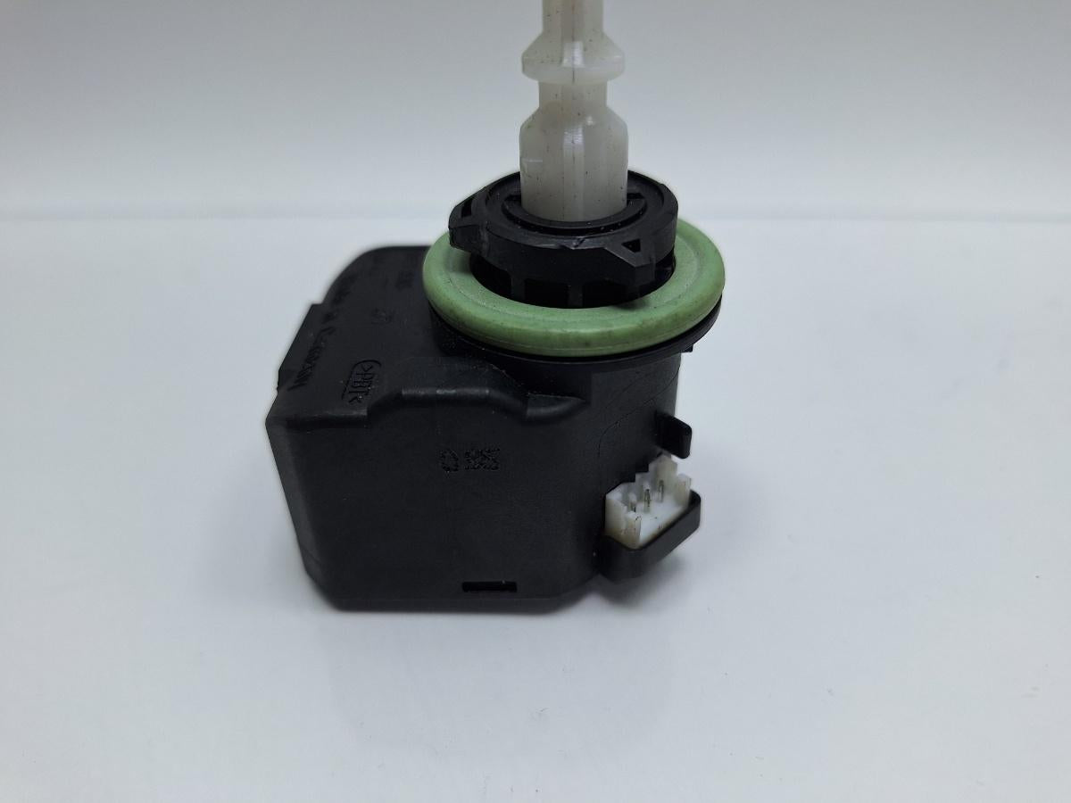 Motoras reglaj nivel faruri VOLKSWAGEN JETTA IV 162, 163, AV3, AV2 2009 - >1.2 TSI CBZB HELLA 008830-HLO 5C7941295