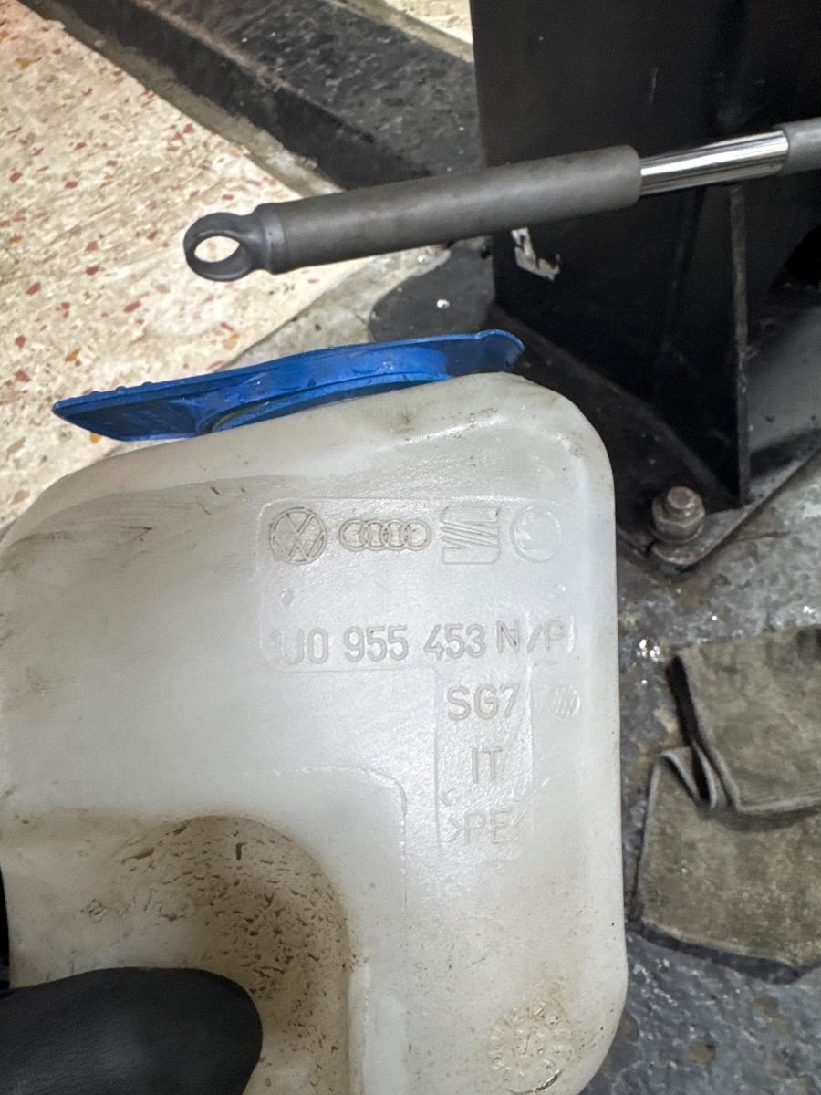 Vas/rezervor lichid de spalare parbriz VOLKSWAGEN GOLF IV Variant 1J5 1999 - 20061.9 TDI ATD, AXR 1J0955453N