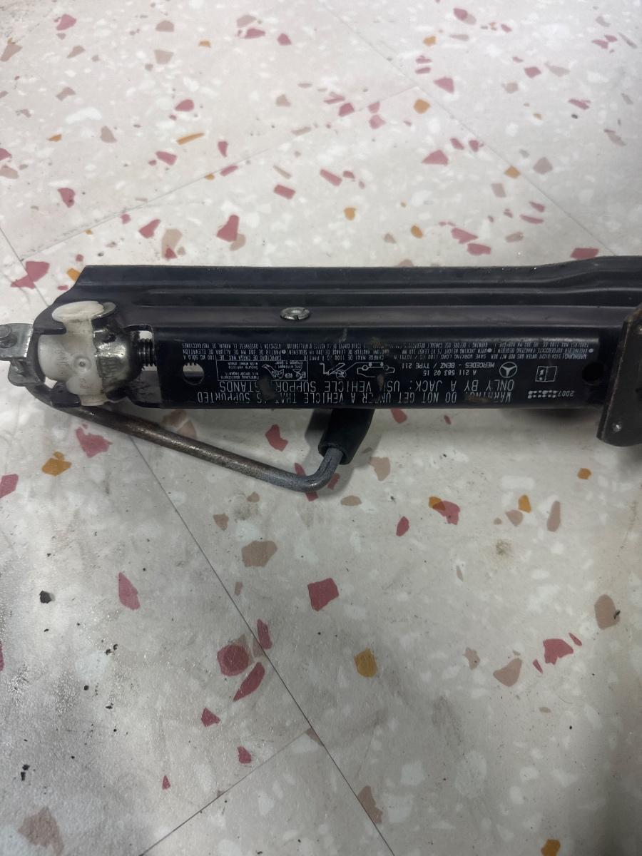 Cric MERCEDES-BENZ CLS C219 2004 - 2011 A2115830215