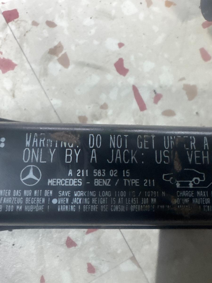 Cric MERCEDES-BENZ CLS C219 2004 - 2011 A2115830215