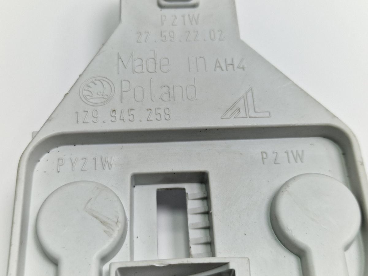 Soclu bec  dreapta spate SKODA OCTAVIA II Combi 1Z5 2004 - 20132.0 TDI 16V BKD, CFHC, CLCB 1Z0945258