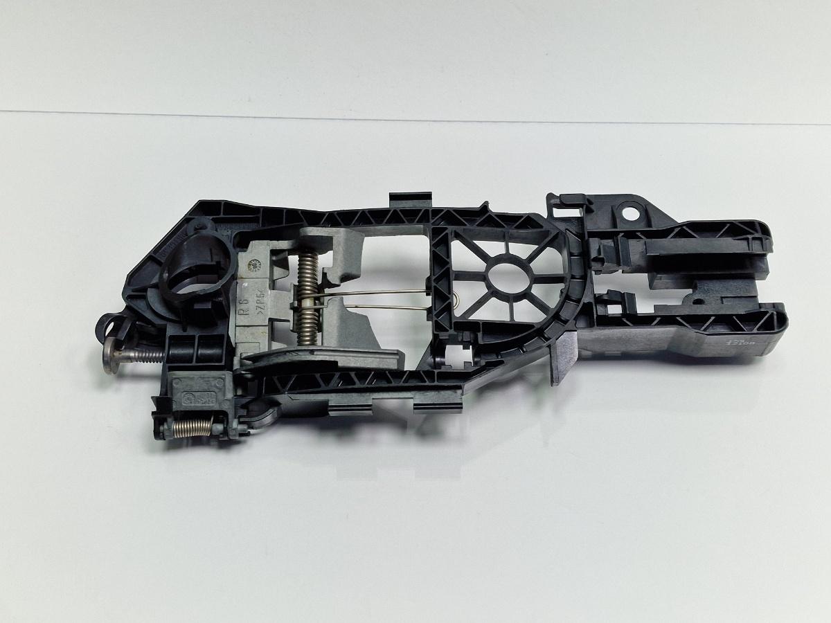 Suport maner exterior usa dreapta fata VOLKSWAGEN PASSAT Variant 3C5 2005 - 20111.9 TDI BKC, BLS, BXE 3C0837886J