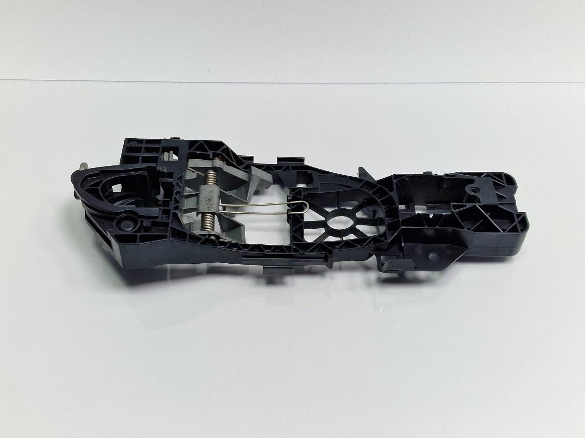 Suport maner exterior usa dreapta fata VOLKSWAGEN PASSAT Variant 3C5 2005 - 20111.9 TDI BKC, BLS, BXE 3C0837886J